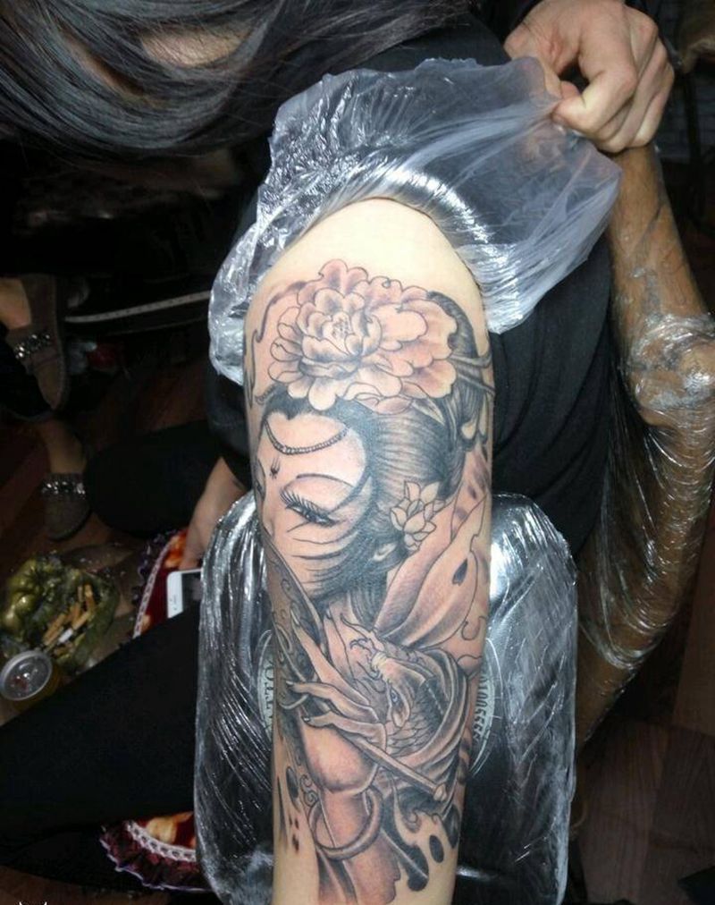 艺姬大臂纹身图片