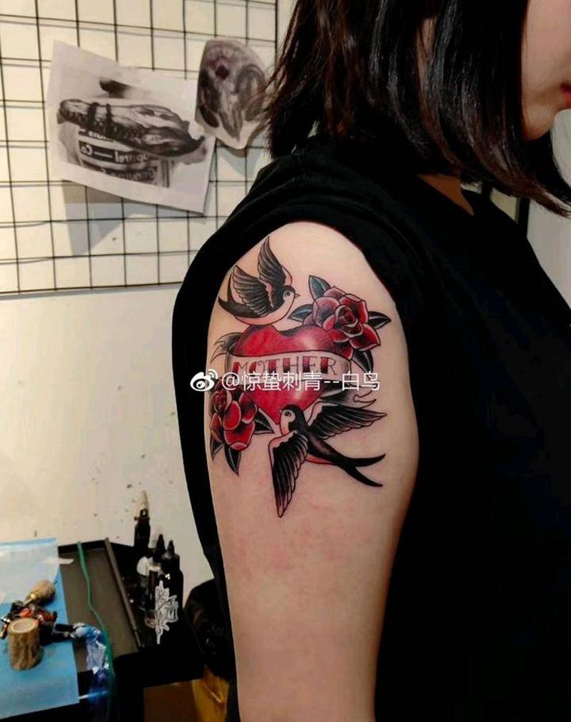 玫瑰燕子与心纹身图片_手臂Old School纹身图案