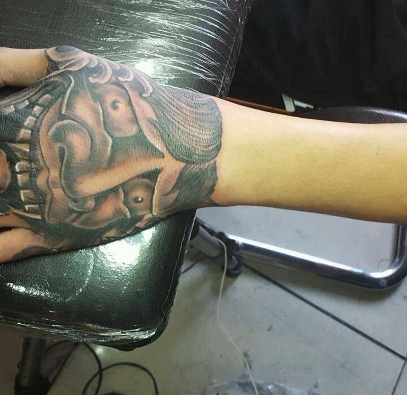 手部覆盖纹身图片