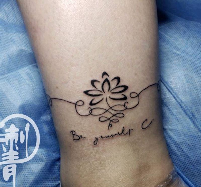 脚裸莲花纹身图片