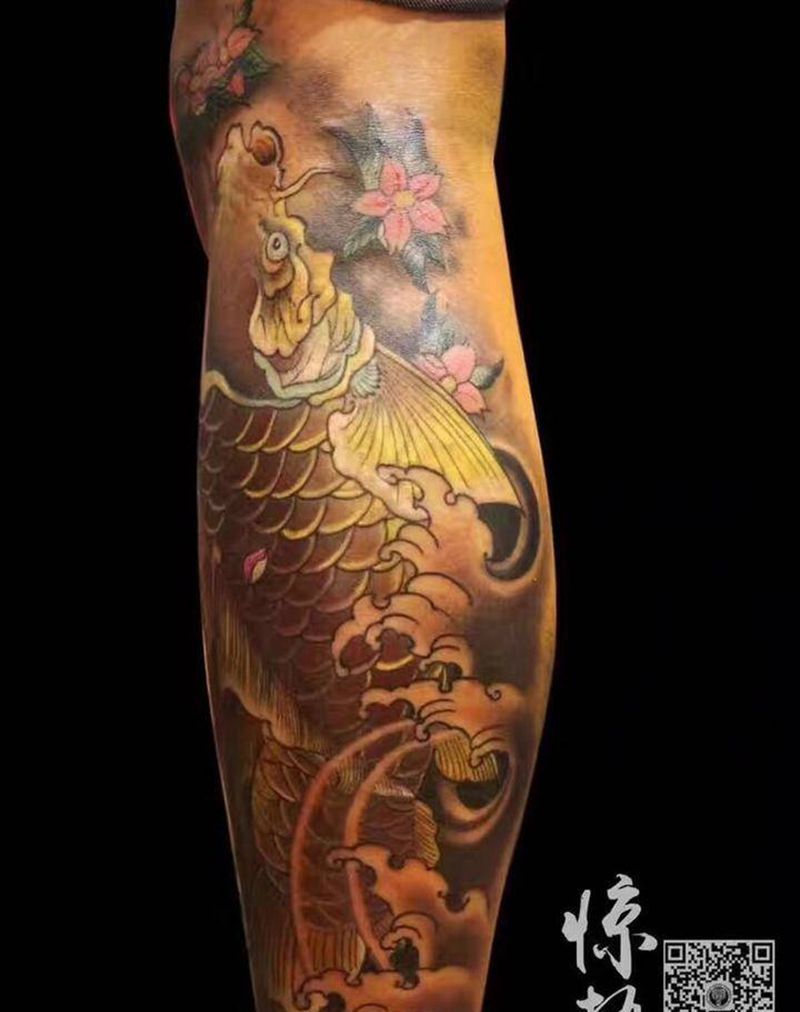 黄金鱼纹身图片_成品腿部传统动物纹身图案