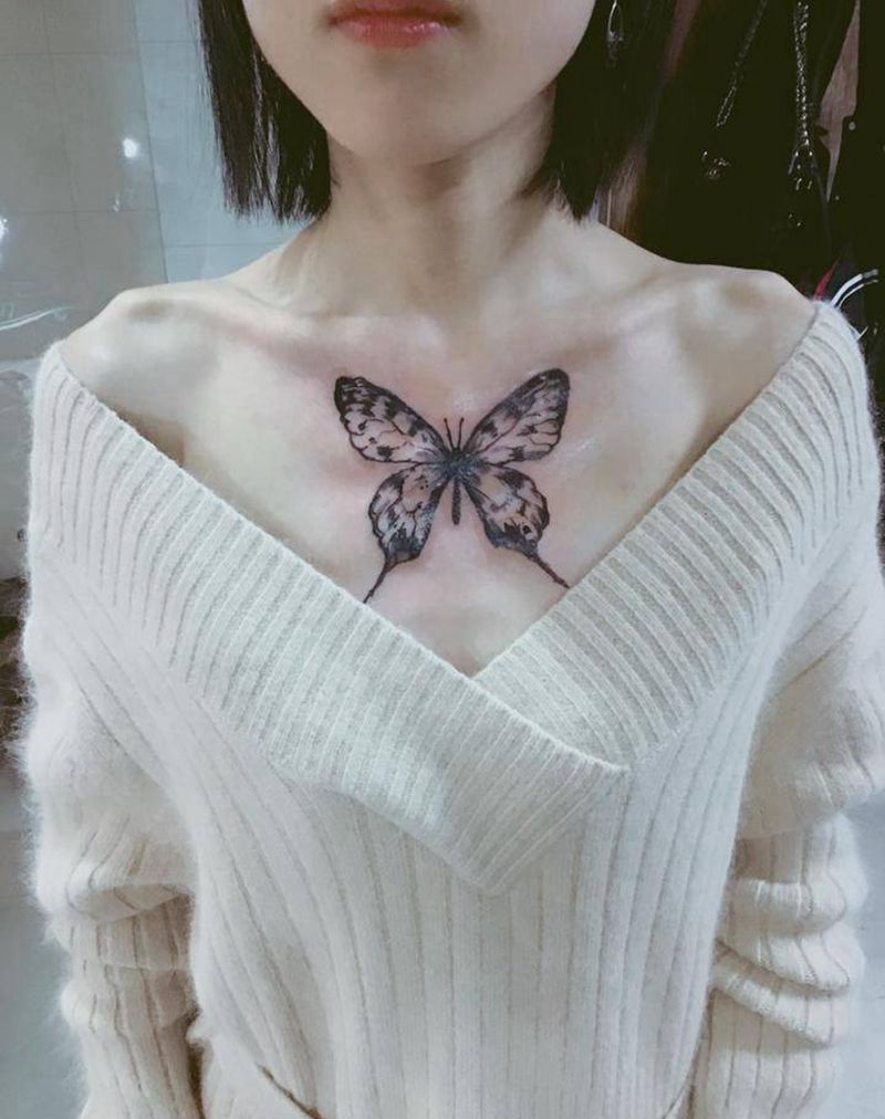 蝴蝶纹身图片_胸部水墨纹身图案