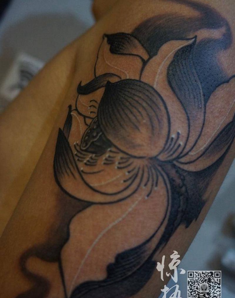 大臂外侧水墨莲花纹身图片_成品传统手臂植物惊蛰刺青纹身图案