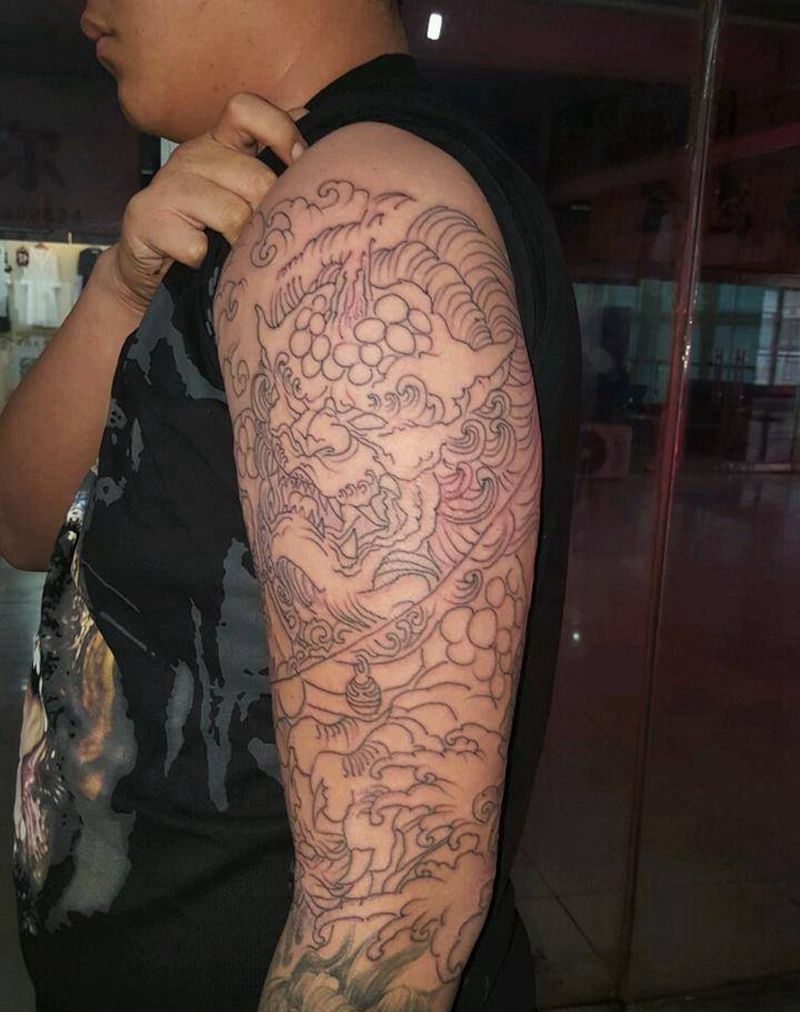 包大臂唐狮线条纹身图片