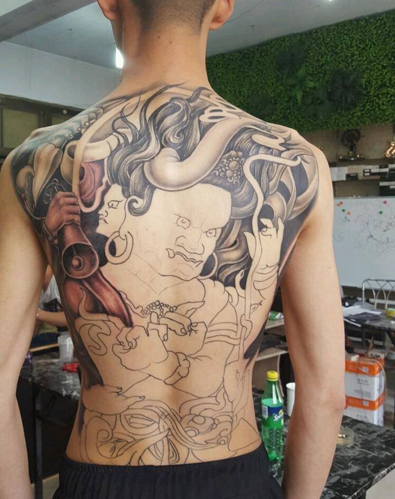 满背纹身图片
