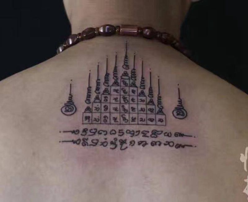 后背经文纹身图片_成品背部字符传统纹身图案