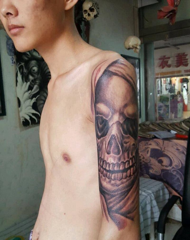大臂外侧骷髅纹身图片