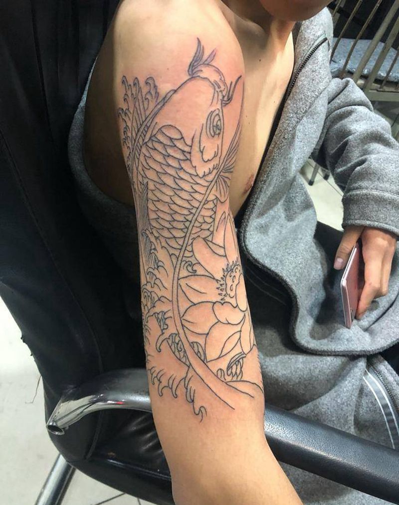 大臂鱼线条纹身图片