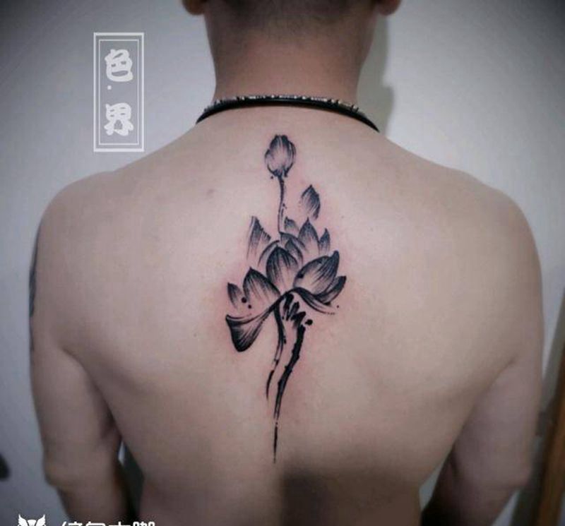 水墨莲花纹身图片_背部水墨纹身图案