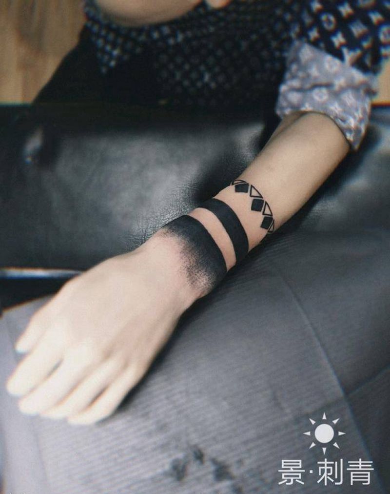 臂环纹身图片_手臂点刺纹身图案