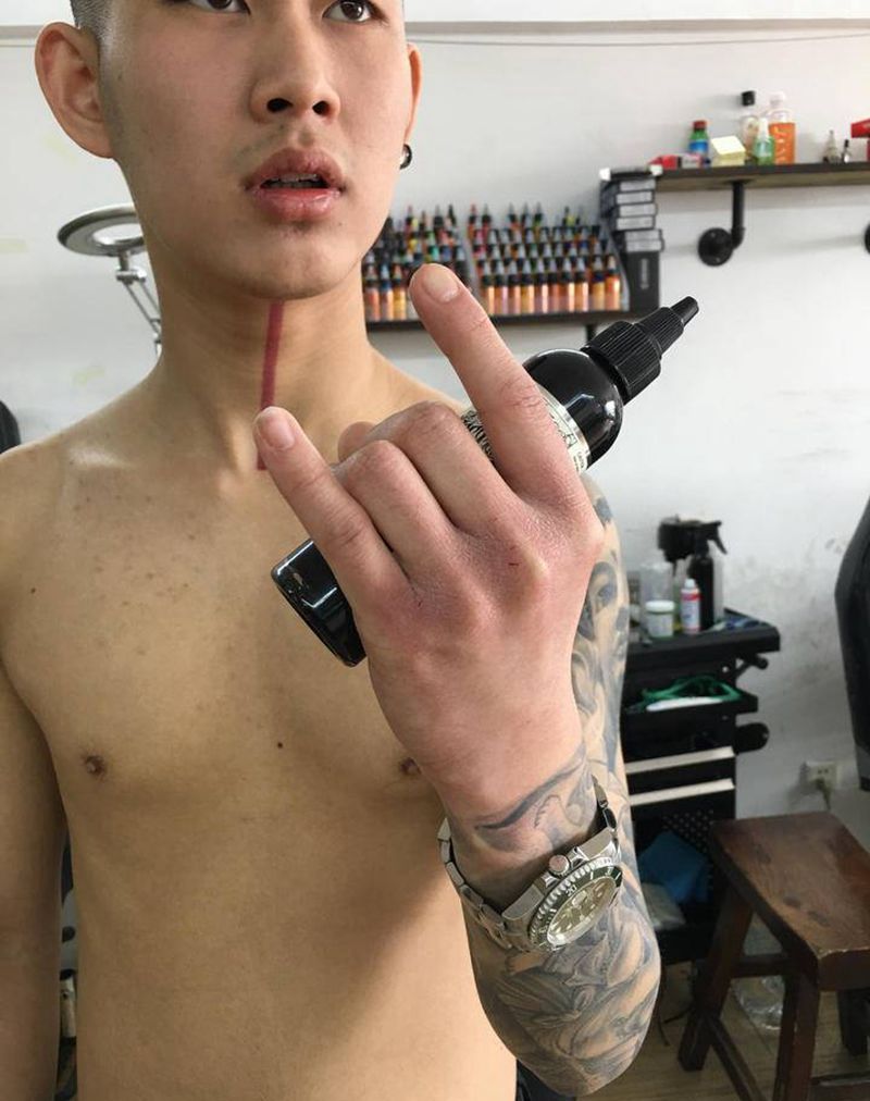 大黑天纹身图片_背部欧美写实石雕纹身图案