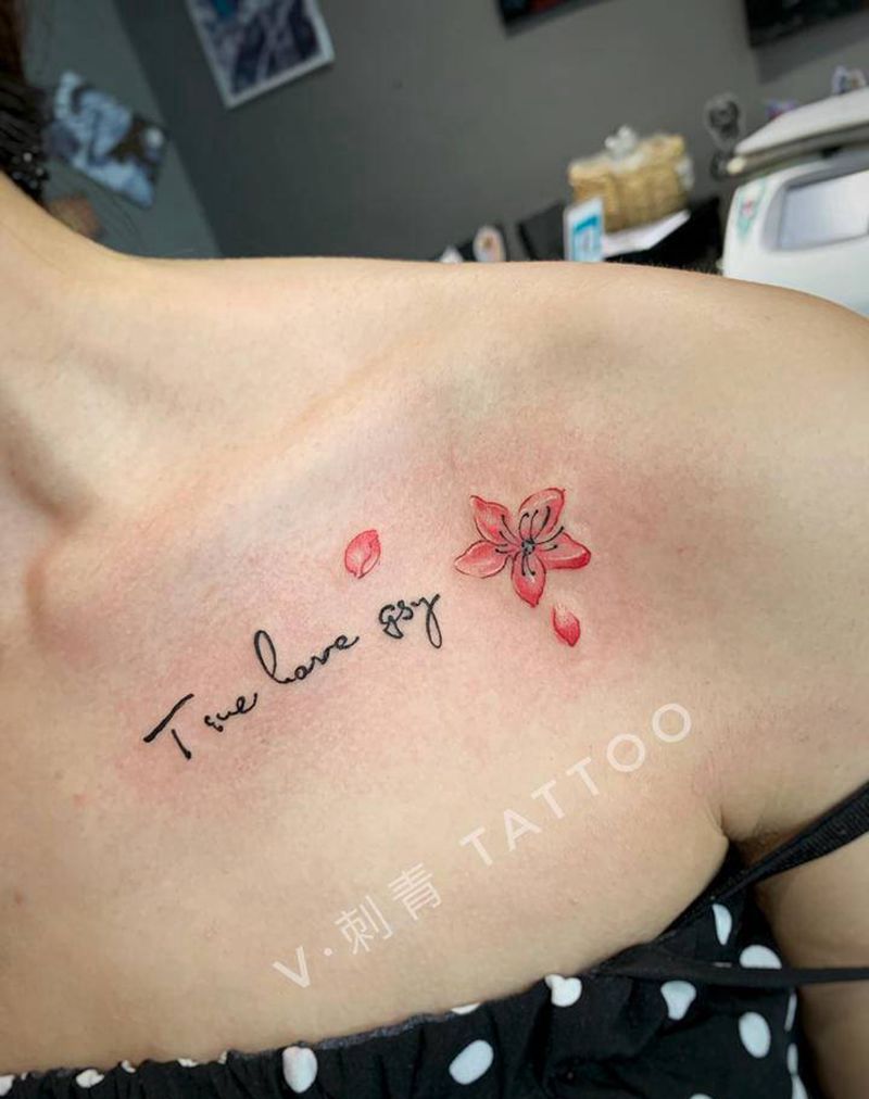 字母纹身图片_颈部胸部水彩纹身图案