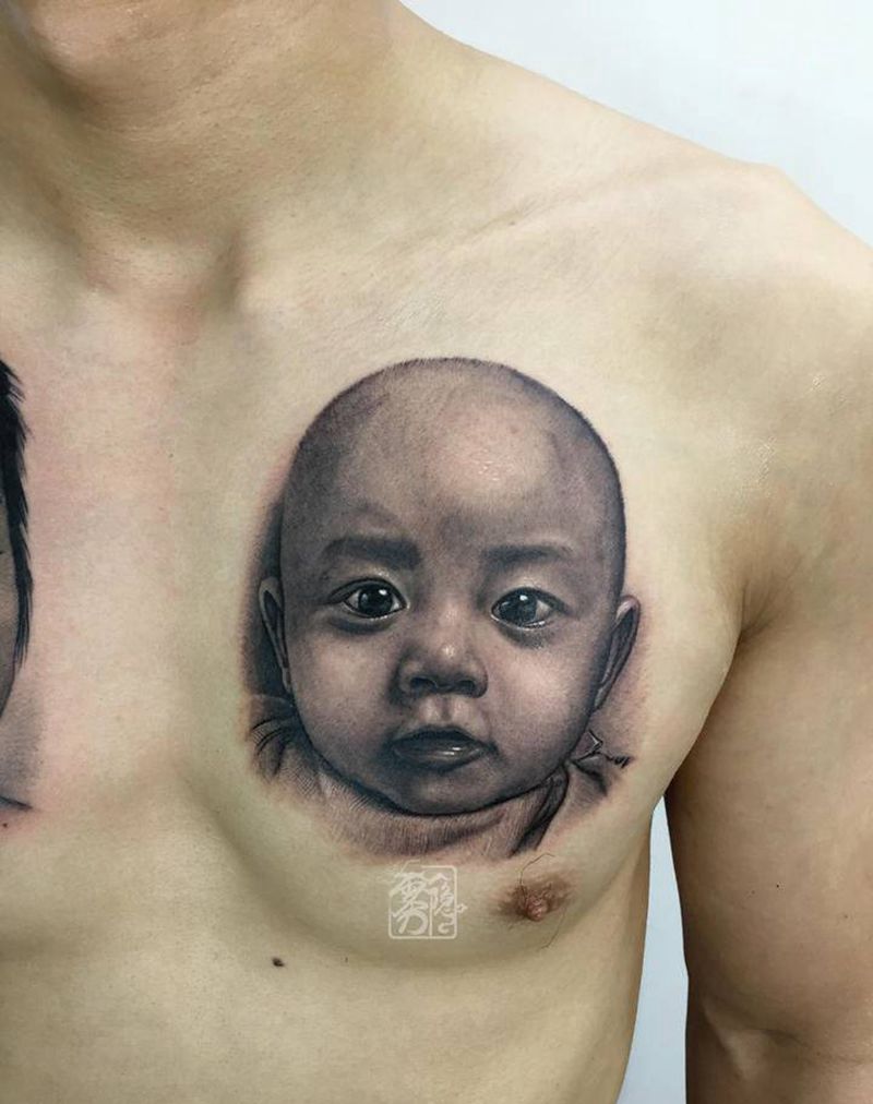 素描肖像纹身图片_胸部欧美写实人物肖像纹身图案