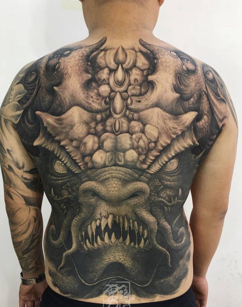 龙威纹身图片_背部欧美写实新传统纹身图案