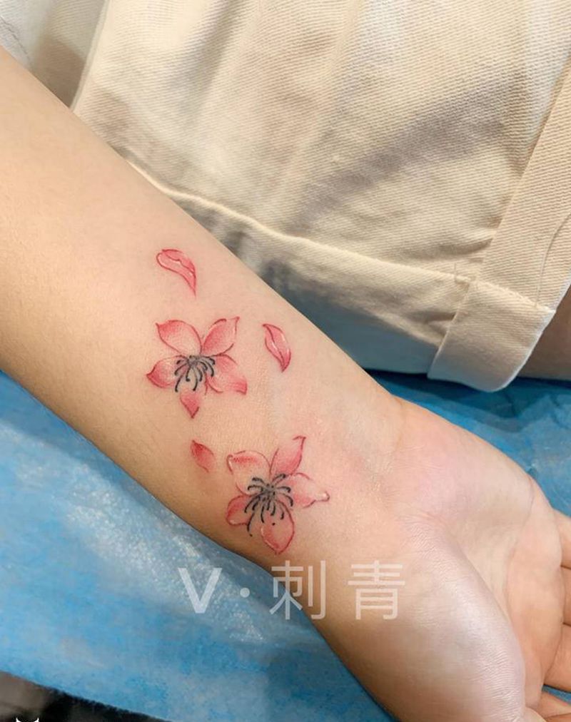 樱花纹身图片_手臂手部水彩新传统纹身图案