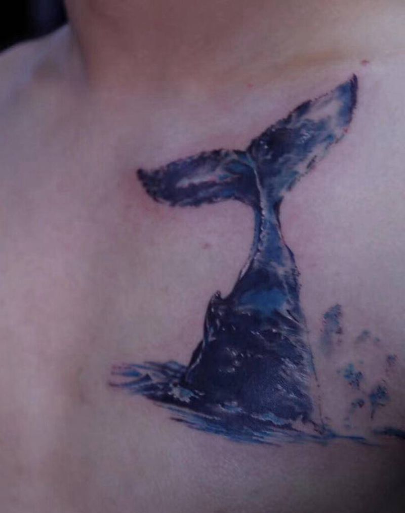 鲸鱼遮盖纹身图片_胸部纹身图案