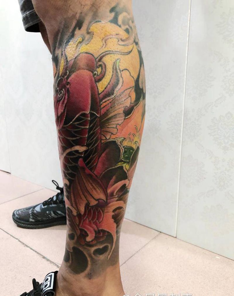 彩色鲤鱼纹身图片_腿部纹身图案