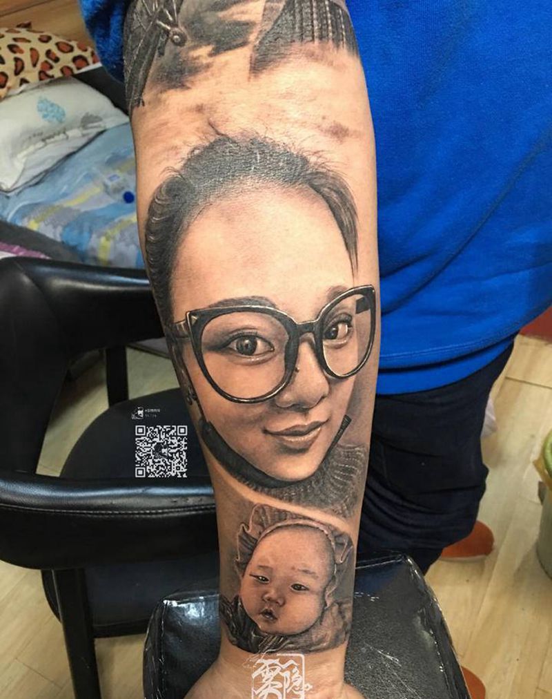 肖像母子纹身图片_手臂欧美写实纹身图案