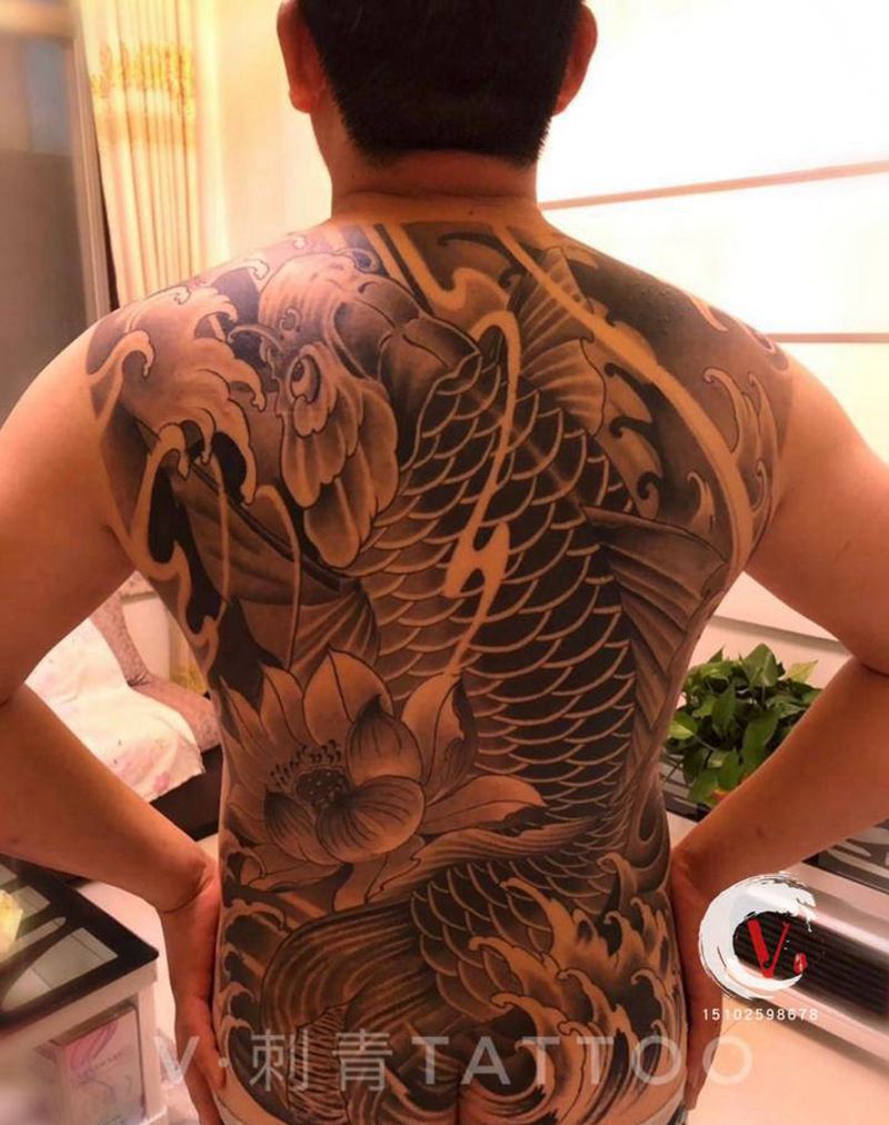 满背鱼纹身图片_背部新传统纹身图案