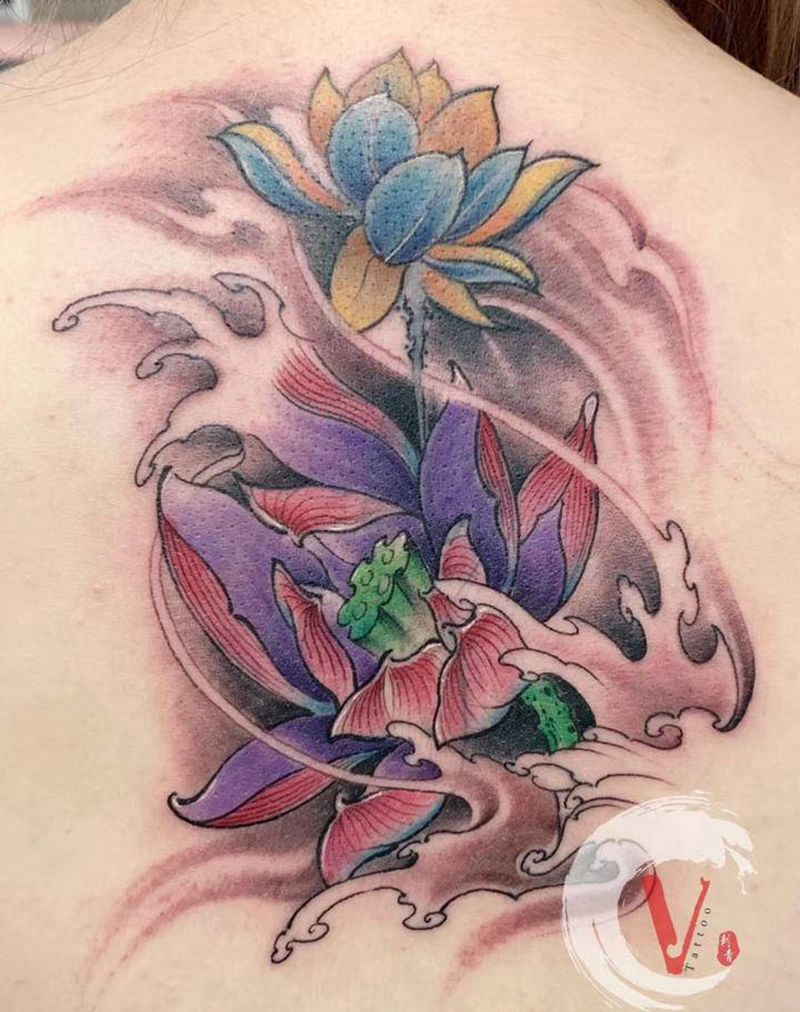 荷花纹身图片_颈部背部新传统纹身图案