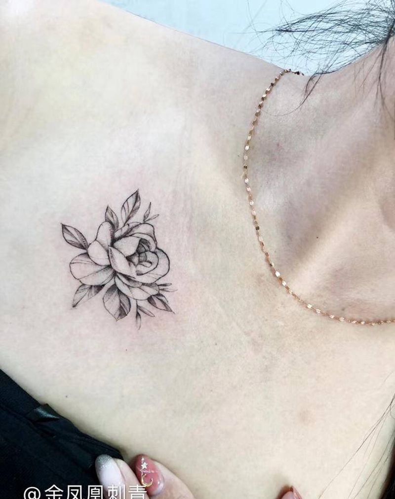 素花纹身图片_胸部纹身图案
