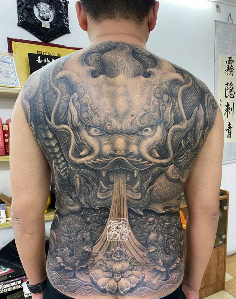 锦鲤献宝纹身图片_背部新传统石雕龙纹身图案