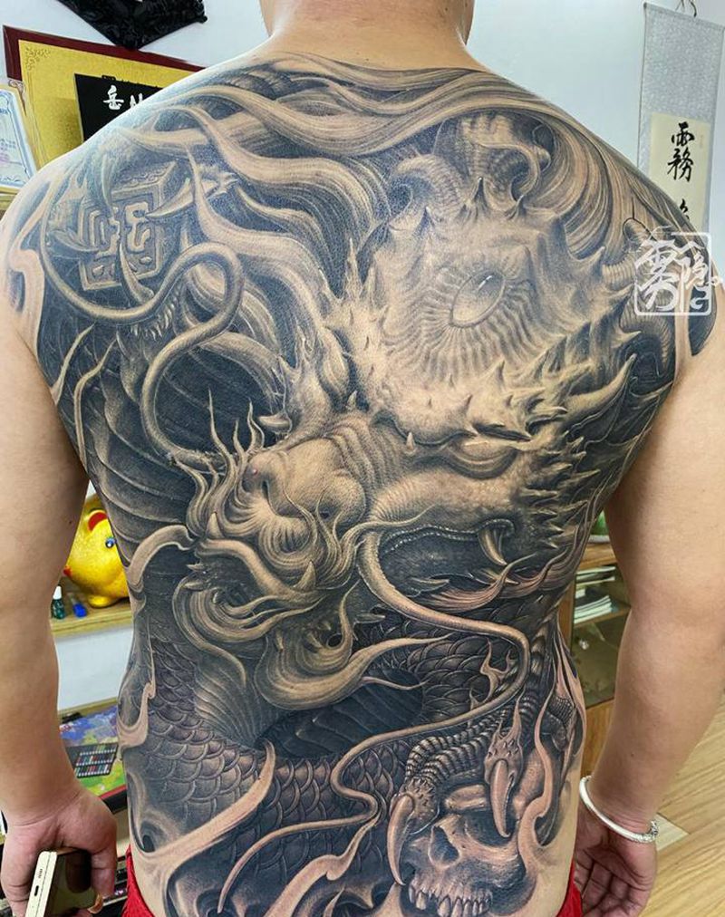 大威天龙纹身图片_背部新传统龙纹身图案