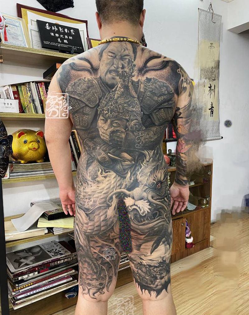 夺帅纹身图片_背部新传统人物纹身图案