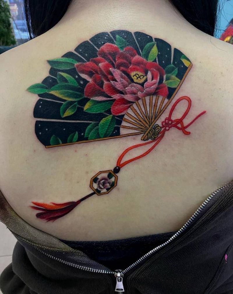 扇子遮盖纹身图片_肩部纹身图案