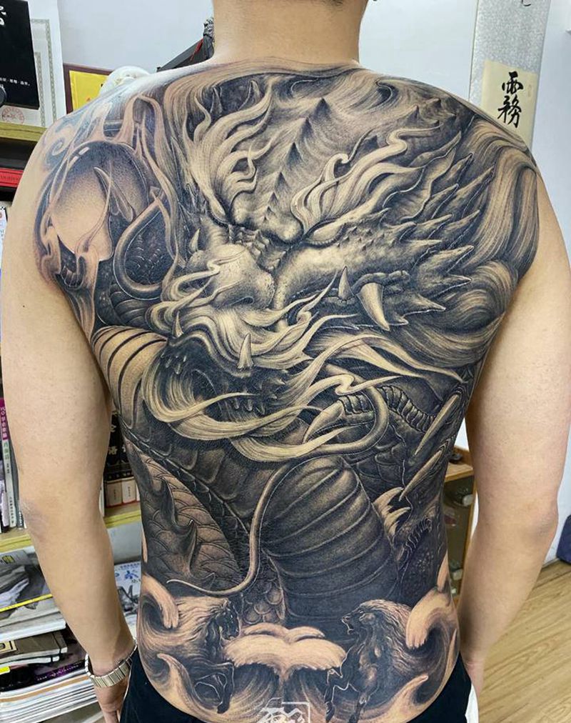 大威天龙系列五纹身图片_背部新传统龙纹身图案