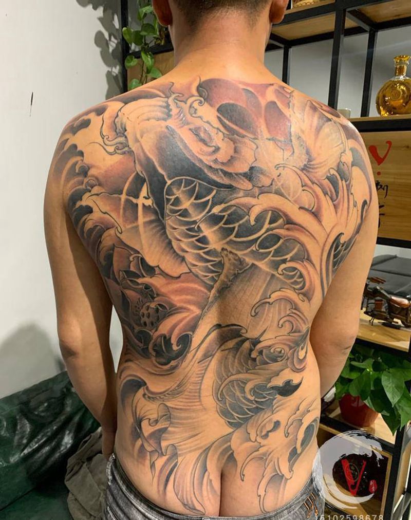 满背鱼纹身图片_背部新传统纹身图案