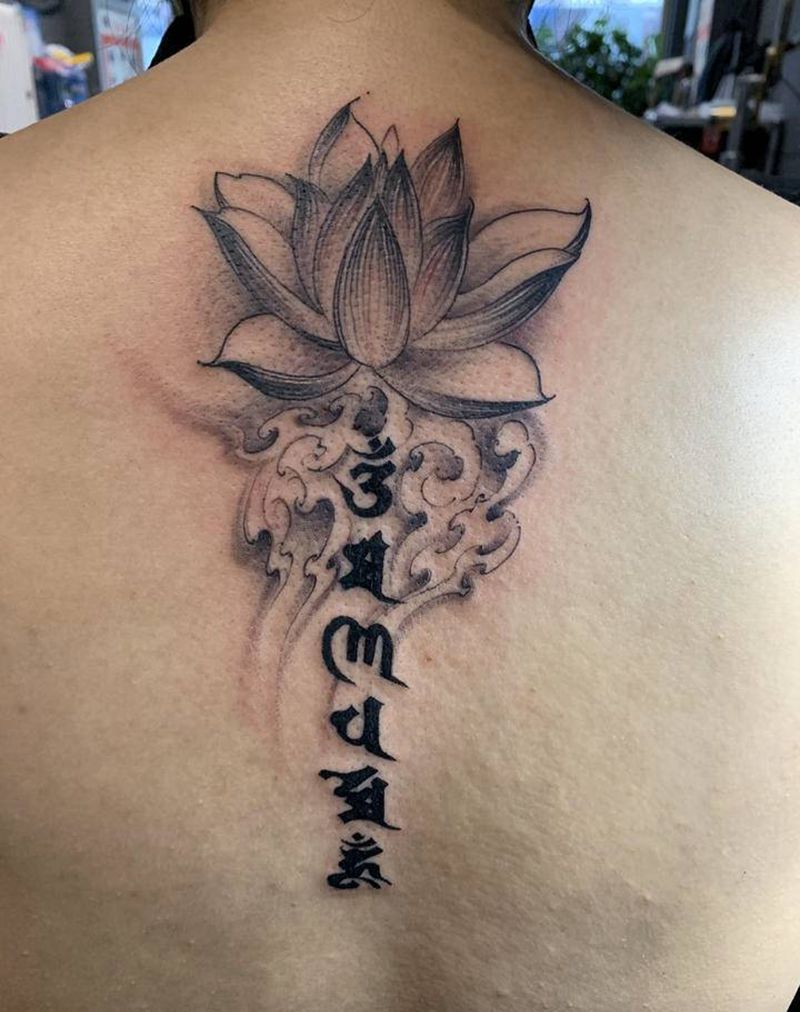 梵文(莲花)纹身图片_背部新传统水墨纹身图案