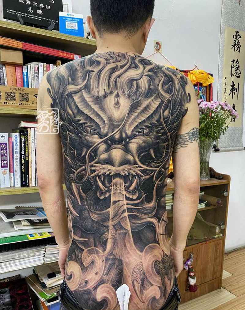 龙吸水纹身图片_背部新传统龙纹身图案