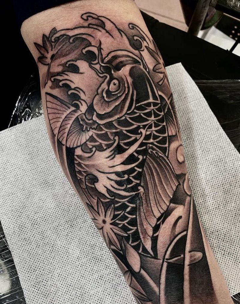 鲤鱼遮盖纹身图片_手臂纹身图案