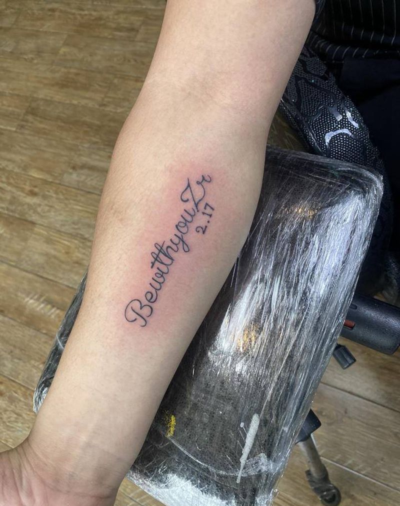 字母纹身图片_手臂花体字纹身图案