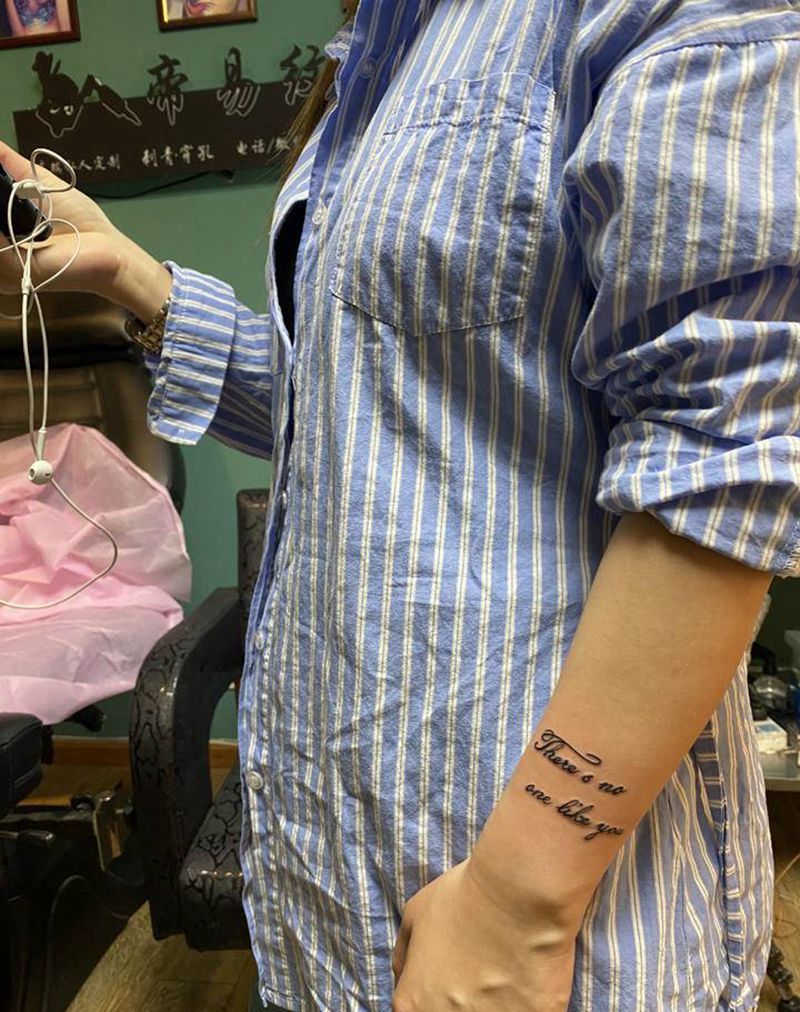 字母纹身图片_手臂花体字纹身图案