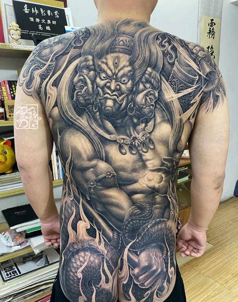 四臂天王纹身图片_背部新传统天王纹身图案