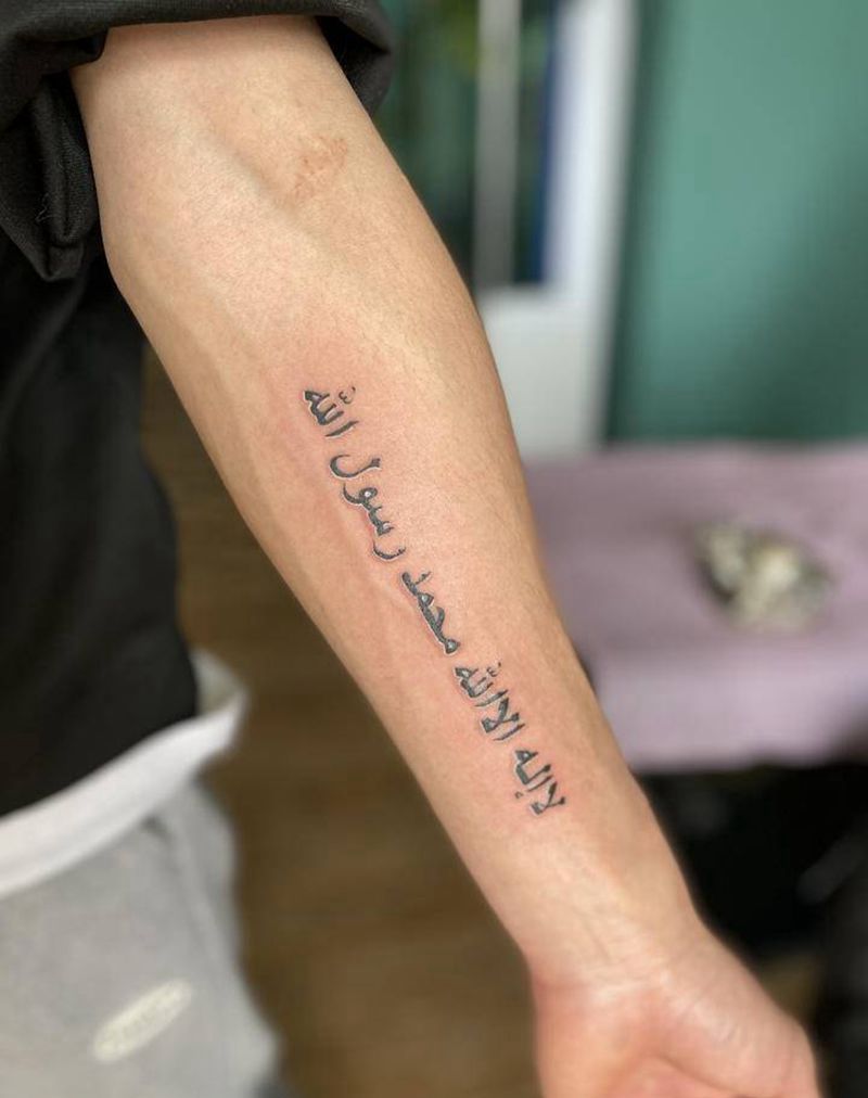 清真言纹身图片_手臂花体字纹身图案