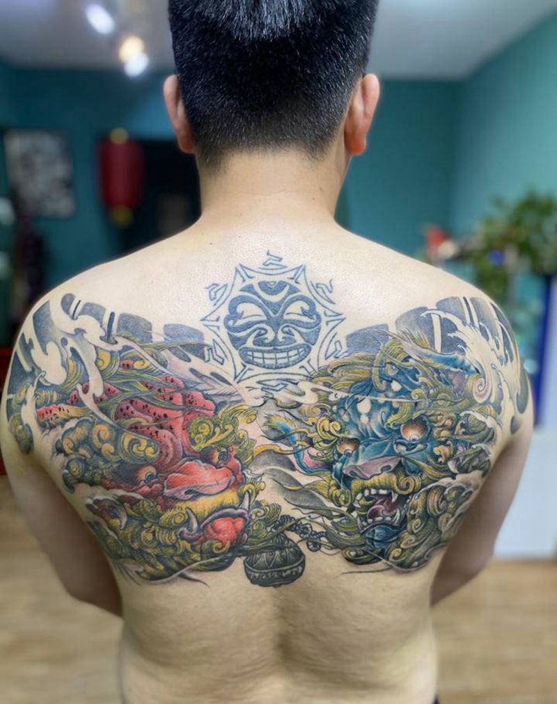 富贵双狮子纹身图片_肩部新传统纹身图案