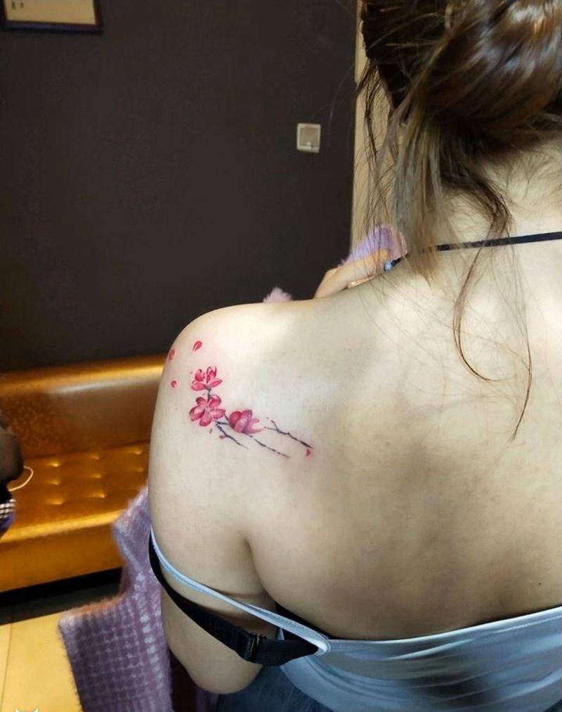 梅纹身图片_背部水彩花纹身图案