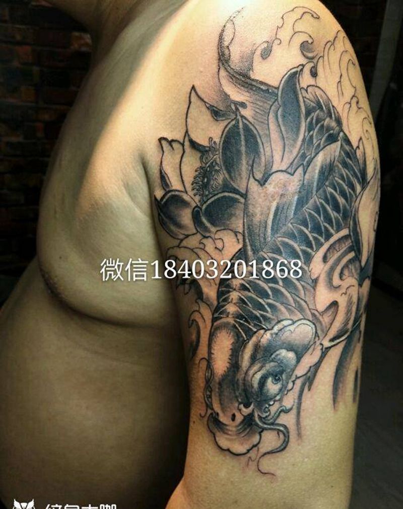 招财鱼纹身图片_肩部手臂传统动物成品纹身图案