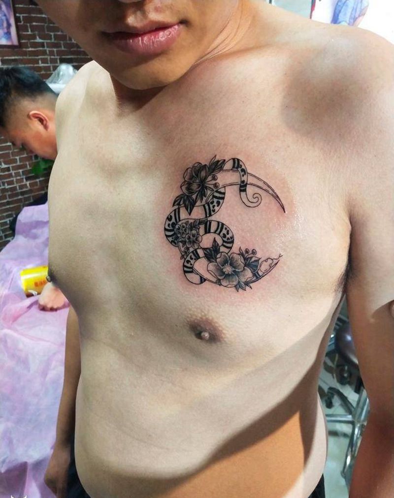 月亮蛇纹身图片_胸部点刺几何纹身图案