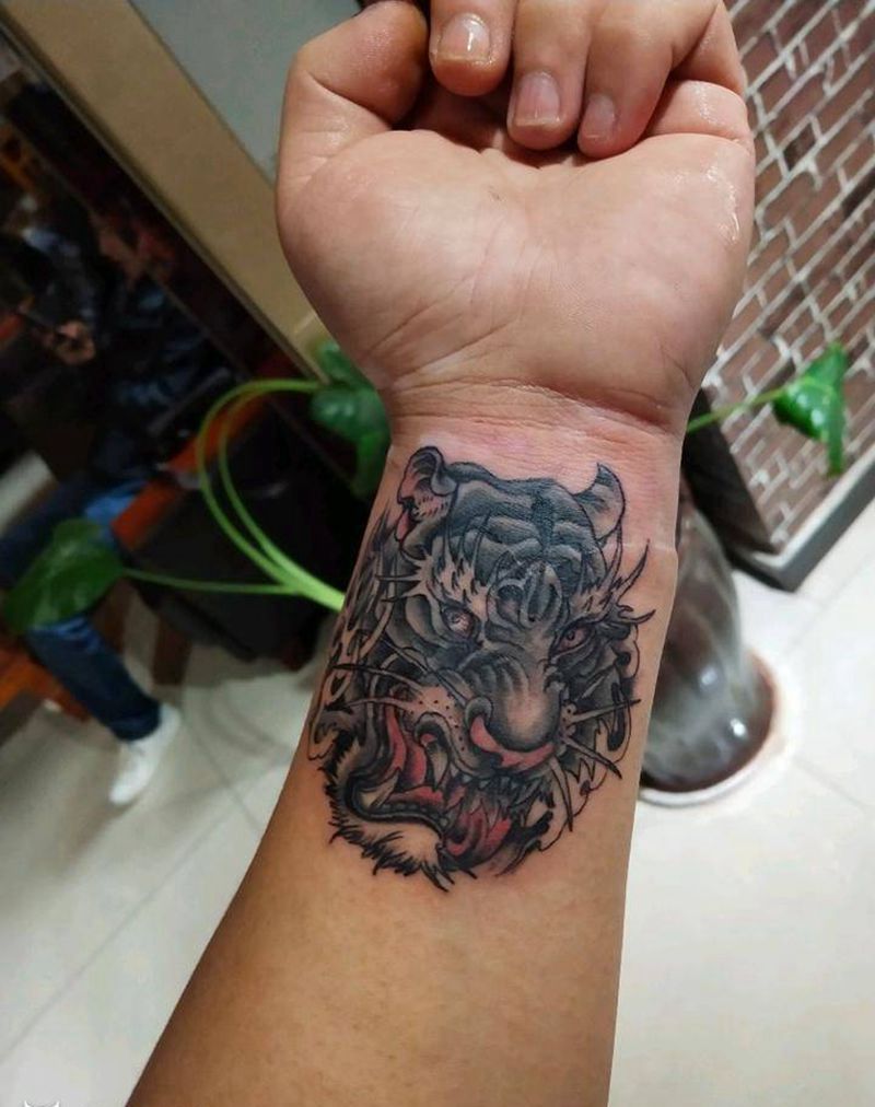 盖疤痕纹身图片_手臂新传统老虎纹身图案