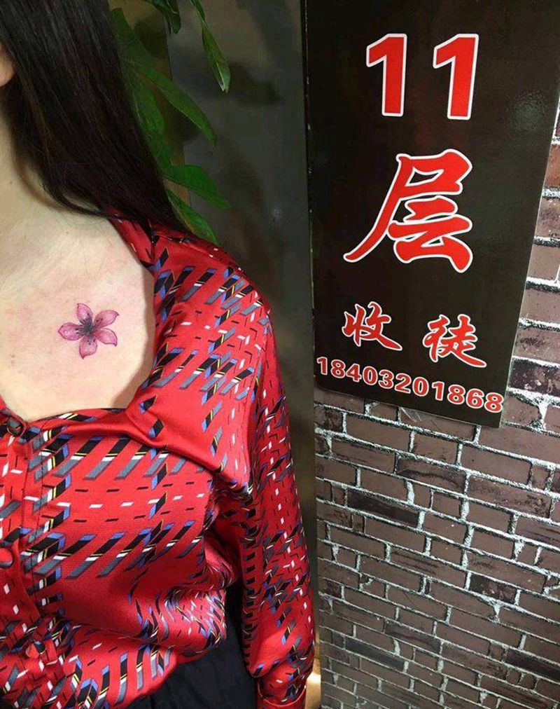 驻店师傅手绘小花花纹身图片_胸部水彩纹身图案