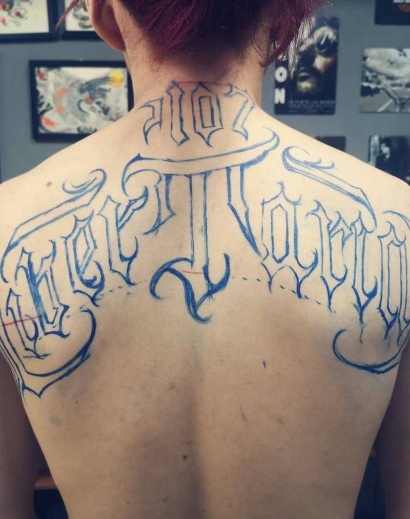 花体英文纹身图片_背部花体字纹身图案