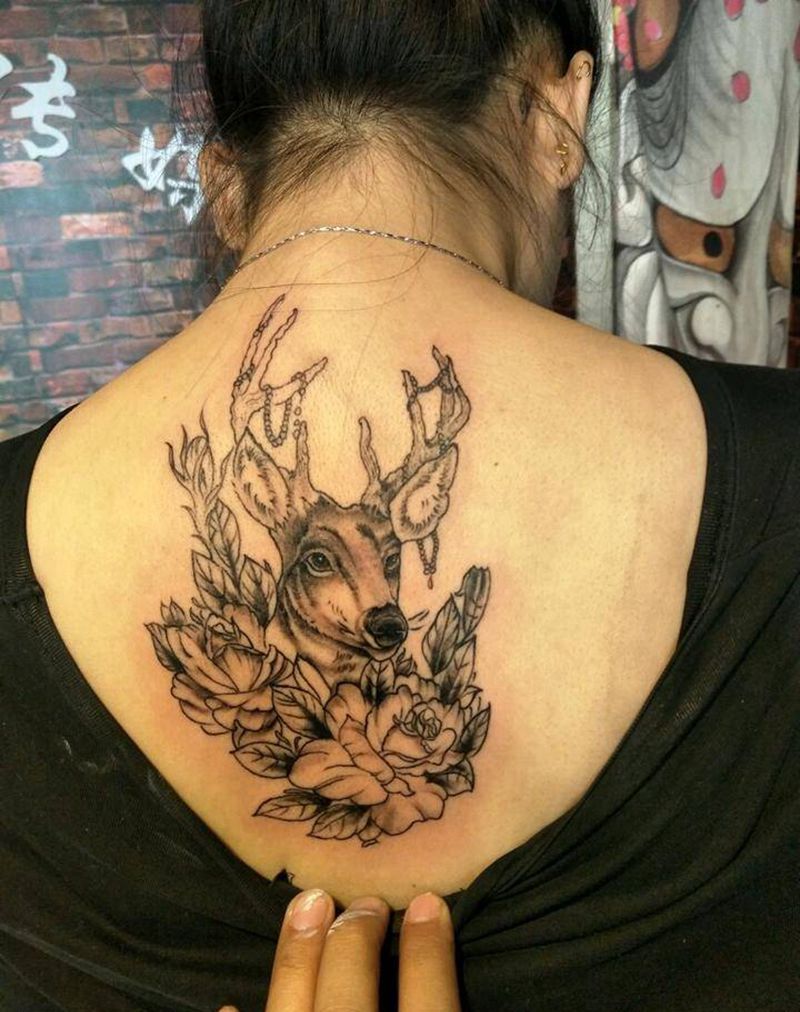 生财有鹿纹身图片_颈部背部欧美清新动物纹身图案