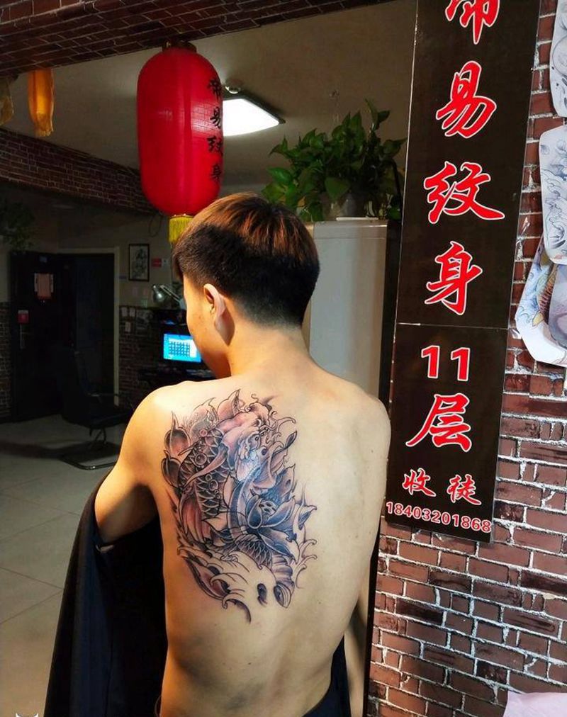 鳌鱼纹身图片_肩部新传统鲤鱼纹身图案