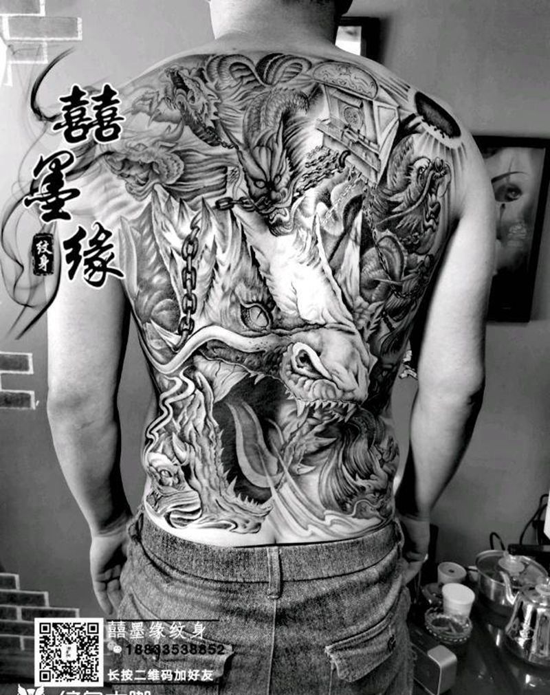 九龙拉棺纹身图片_背部欧美写实纹身图案