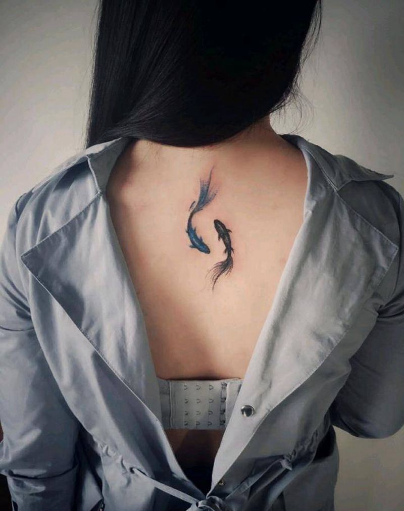 双鱼纹身图片_背部水墨纹身图案