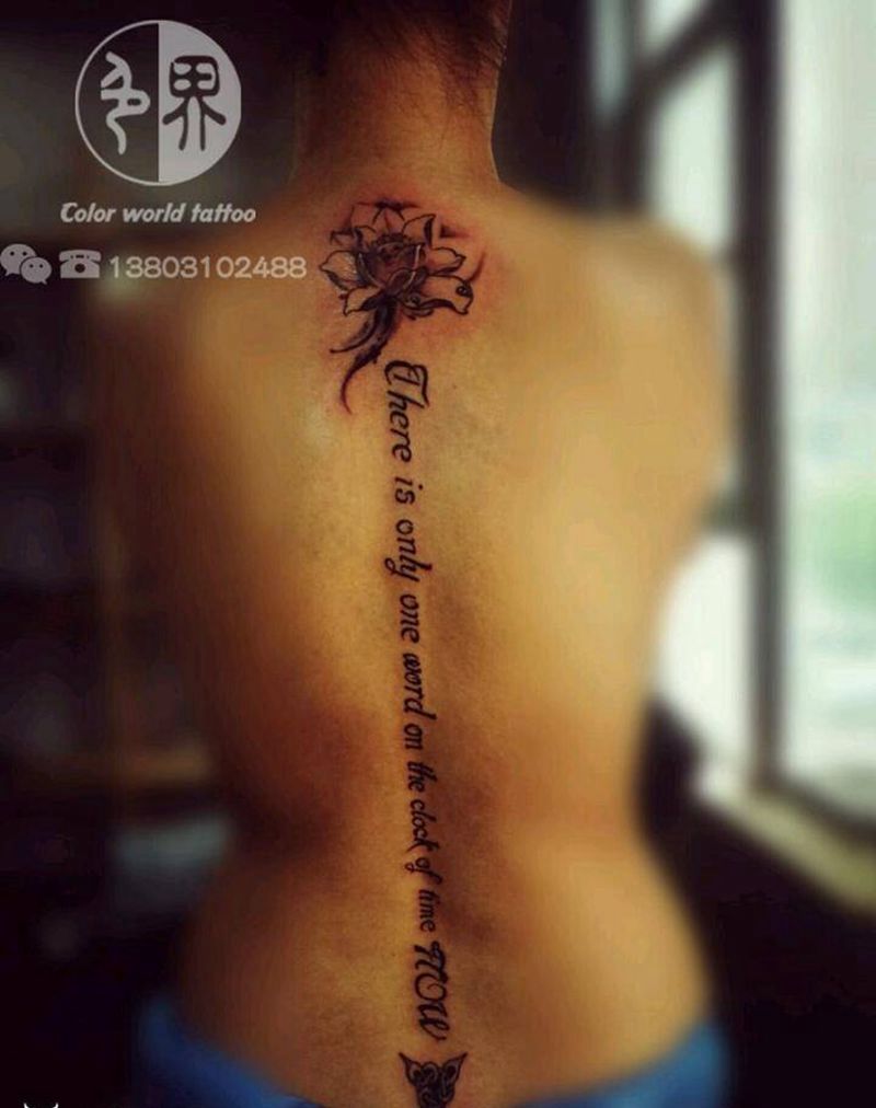 女生莲花加字母纹身图片